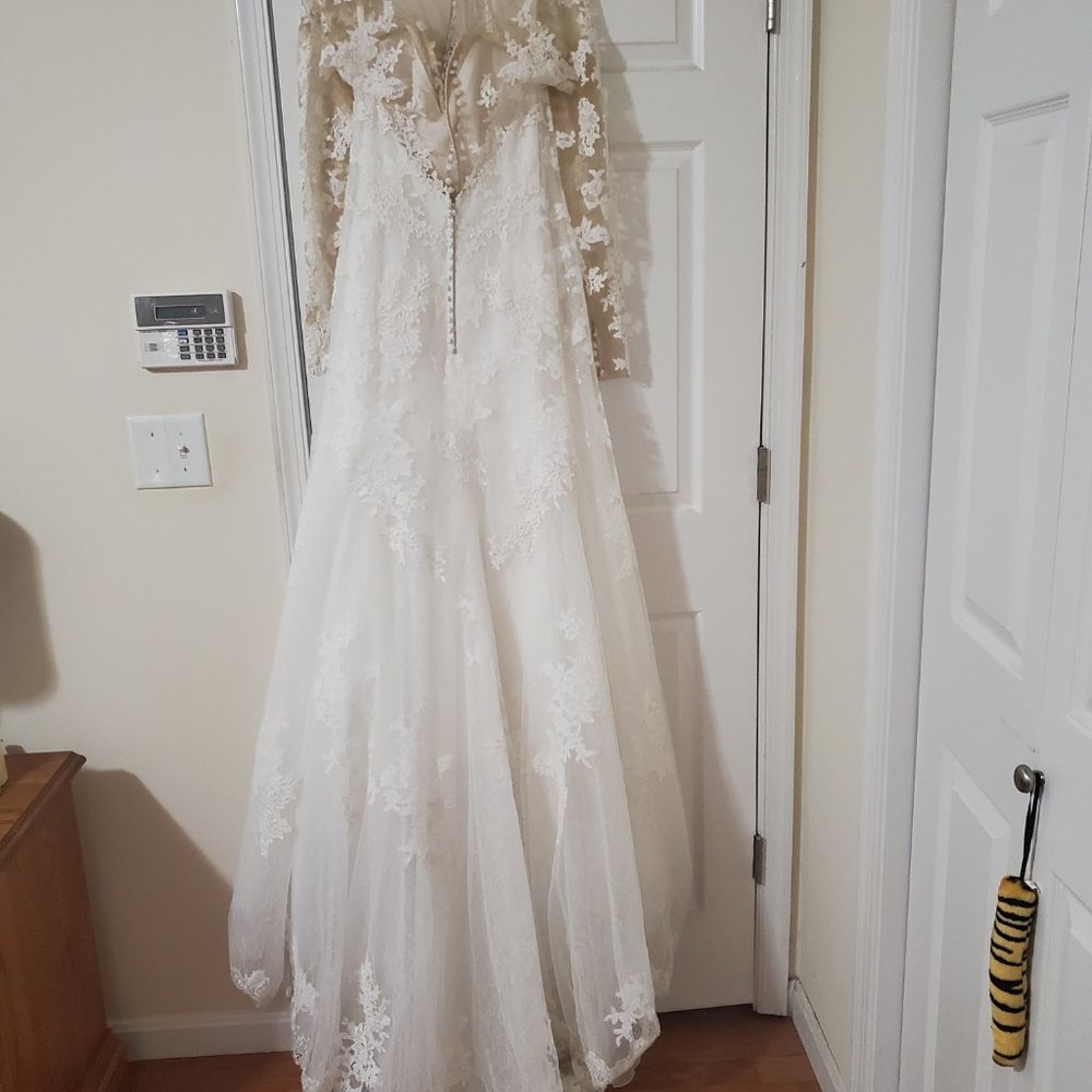 Wedding dress - Picture 4 of 6
